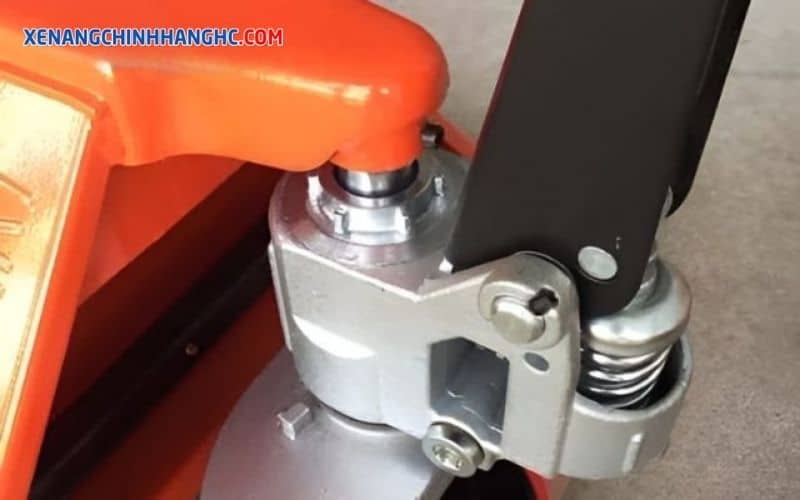 xe nâng tay không hạ được