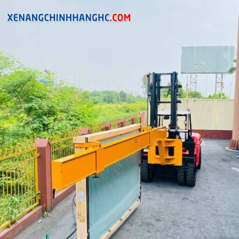xe nâng gắp kính