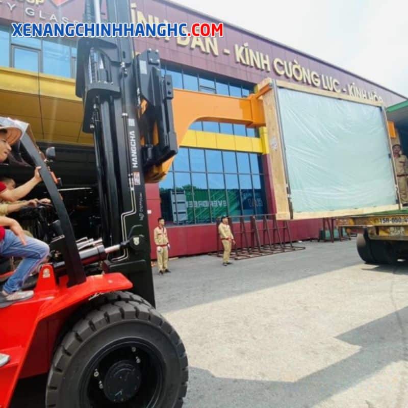 xe nâng gắp kính