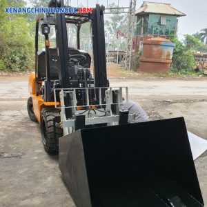 Xe nâng càng gật gù