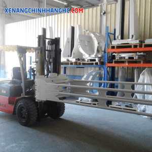 xe nâng kẹp mút xốp