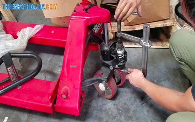 sửa chữa xe nâng tay
