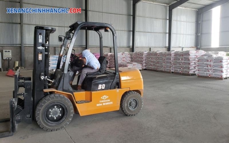 xe nâng bị tụt càng
