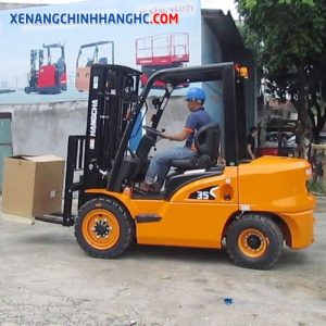 Xe nâng chui container
