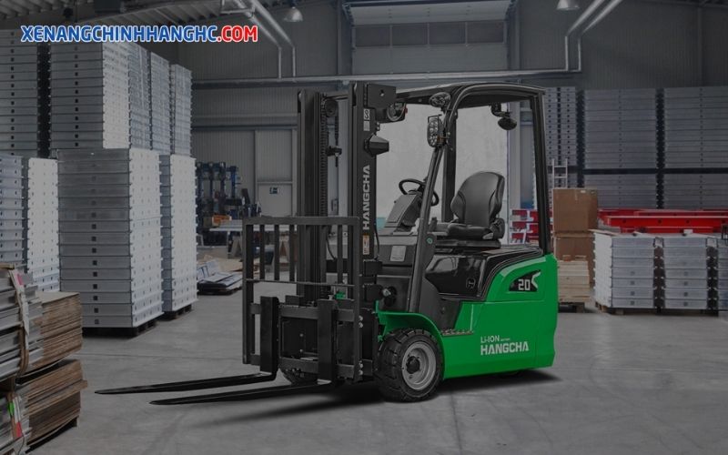 xe nâng hàng có được nâng người không