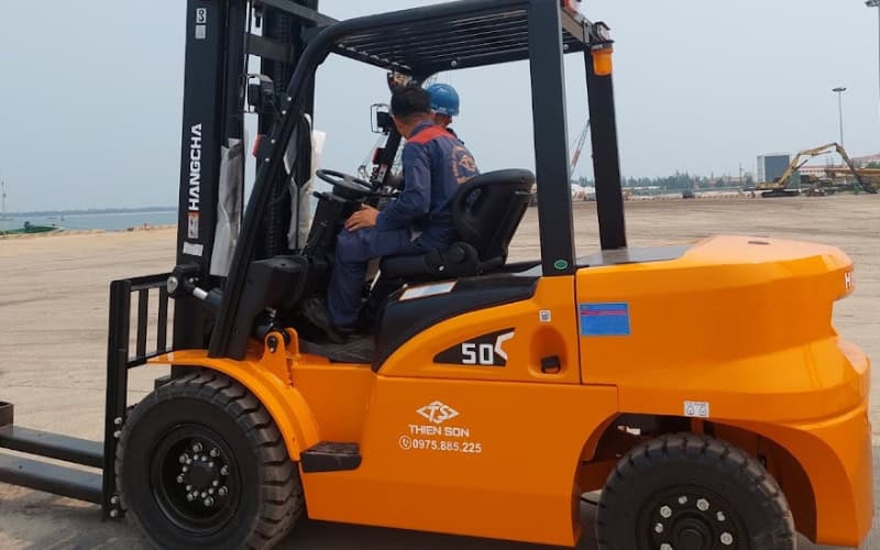 xe nâng có được đi ra đường không