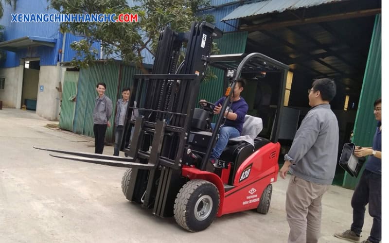 xe nâng có được đi ra đường không