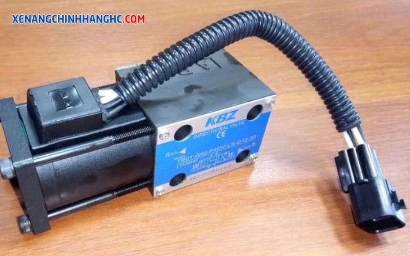 Xe nâng không tiến lùi được