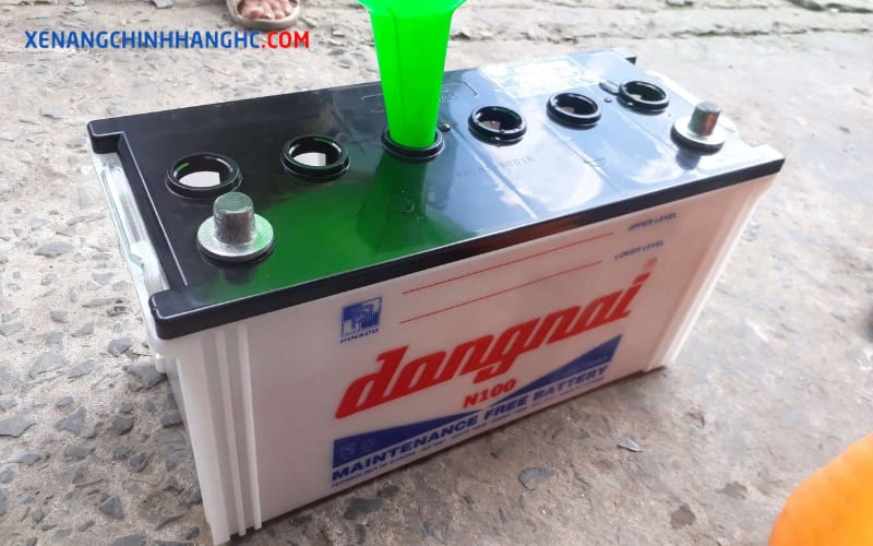 axit châm bình ắc quy khô